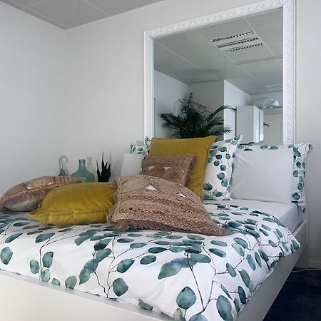Business Sleeping Place رول المظهر الخارجي الصورة